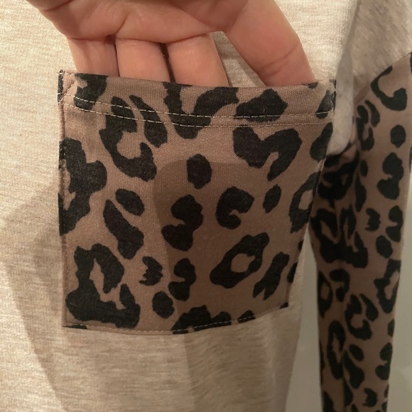 Cheetah sweatshirt - Picture 2 of 7